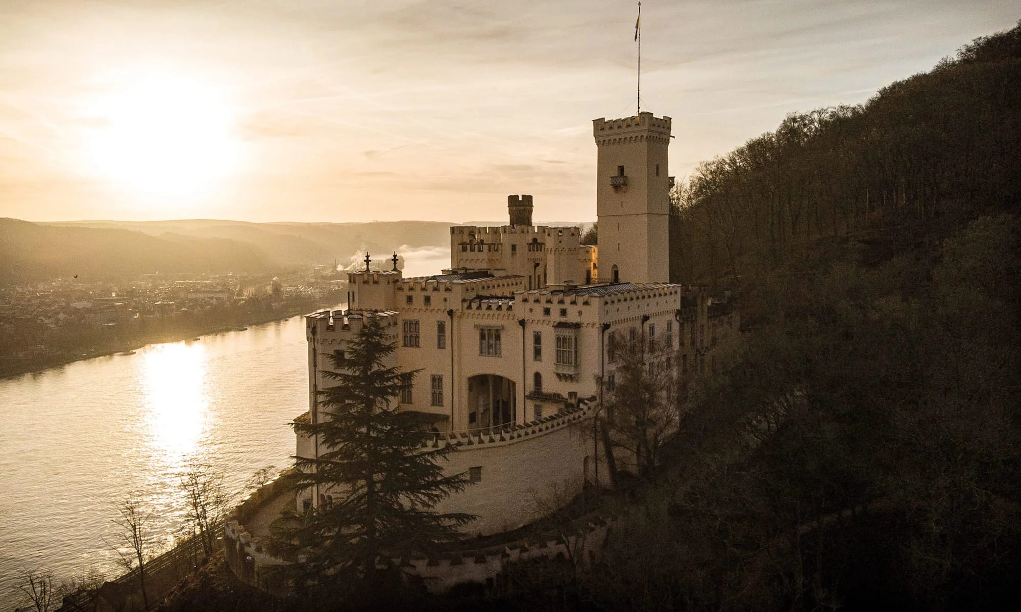 SCHLÖSSER UND BURGEN AM RHEIN