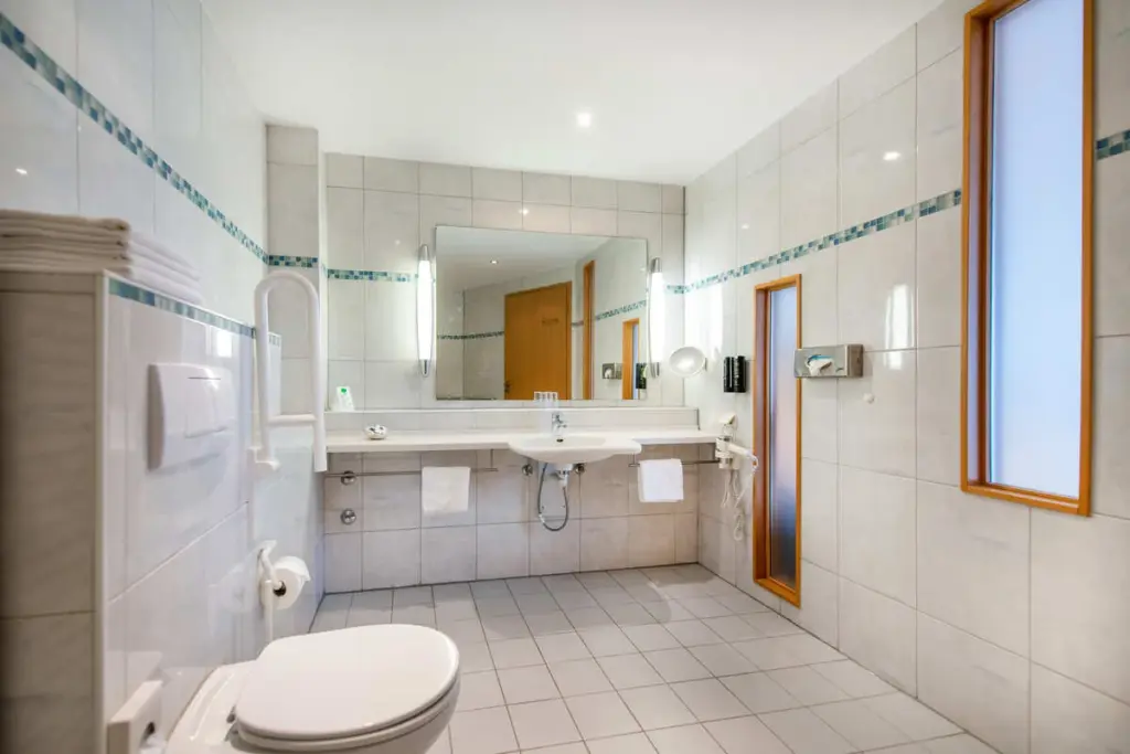 Modernes Bad in einem Hotelzimmer, saubere Raumgestaltung.