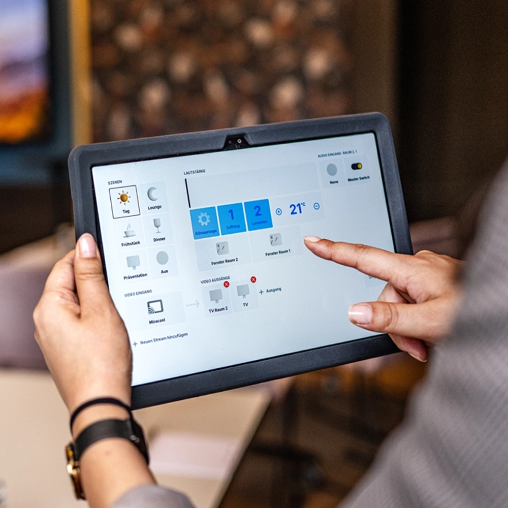 Tablet-Steuerung der Tagungstechnik Steuerung der modernen Tagungstechnik im DIEHLs Hotel Koblenz per Tablet – intuitive Bedienung von Präsentationstechnik, Raumklima und Medientechnik für Seminare und Konferenzen.